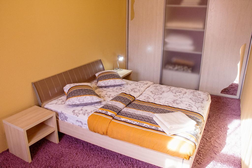 Kyiv Apartment In The City Center On Turgenevskaya Street ภายนอก รูปภาพ