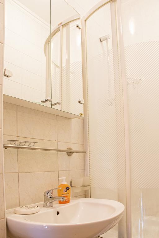 Kyiv Apartment In The City Center On Turgenevskaya Street ภายนอก รูปภาพ