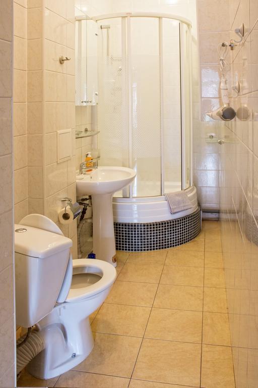 Kyiv Apartment In The City Center On Turgenevskaya Street ภายนอก รูปภาพ
