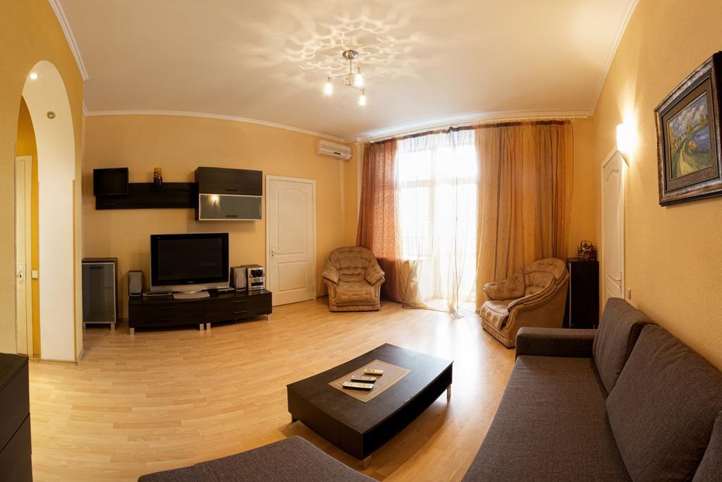 Kyiv Apartment In The City Center On Turgenevskaya Street ภายนอก รูปภาพ