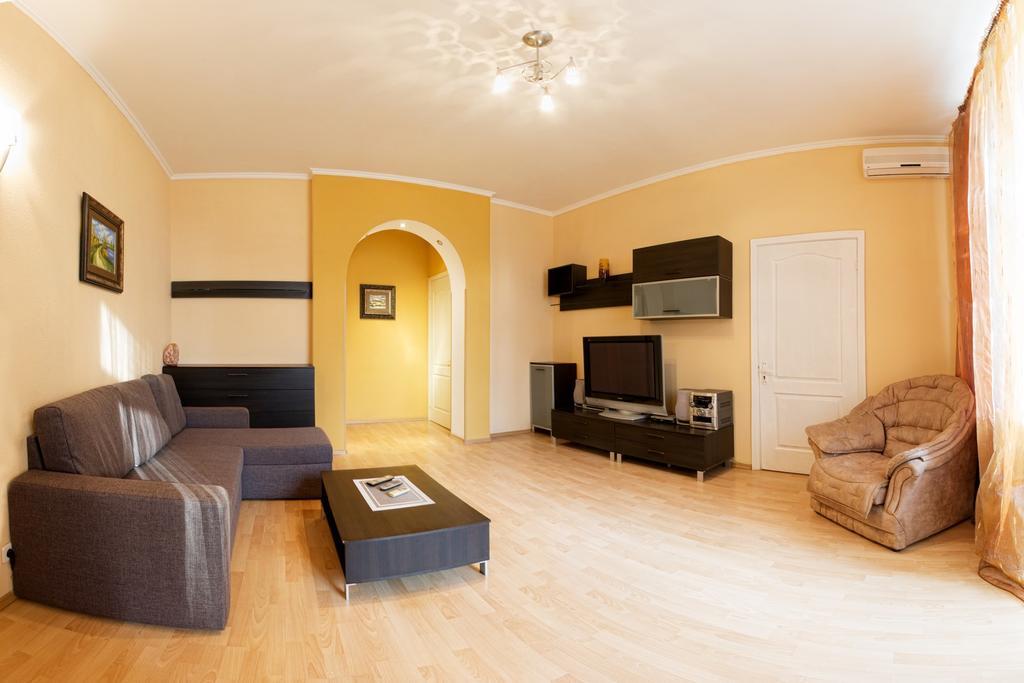 Kyiv Apartment In The City Center On Turgenevskaya Street ภายนอก รูปภาพ